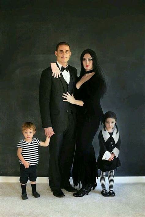 morticia addams disfraz casero|Disfraces familia Addams caseros: ¡Ideas originales。